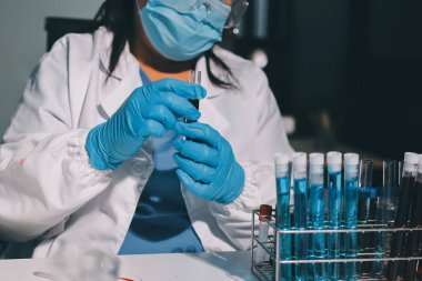 Klinik laboratuvarında çalışan araştırmacılar.