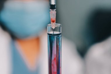 Klinik laboratuvarında çalışan araştırmacılar.