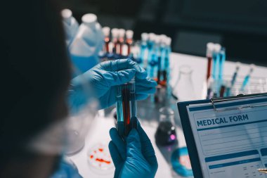 Klinik laboratuvarında çalışan araştırmacılar.