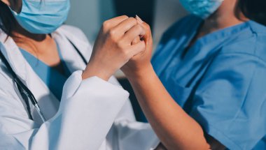 Hastanede Ortopedi uzmanı muayene hasta