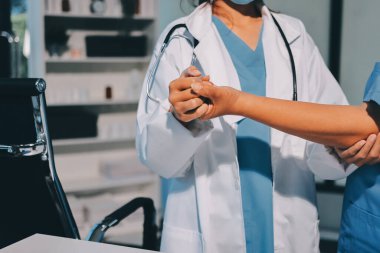 Hastanede Ortopedi uzmanı muayene hasta