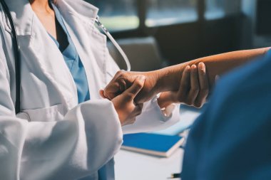 Hastanede Ortopedi uzmanı muayene hasta