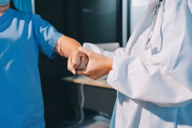 Hastanede Ortopedi uzmanı muayene hasta