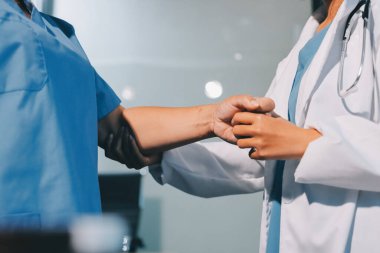 Hastanede Ortopedi uzmanı muayene hasta