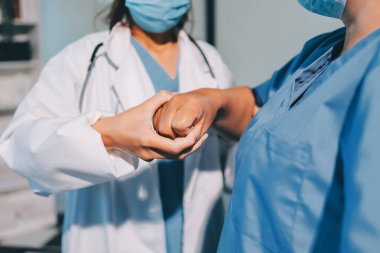 Hastanede Ortopedi uzmanı muayene hasta