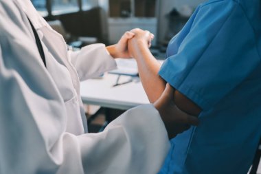 Hastanede Ortopedi uzmanı muayene hasta