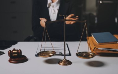 Yargıç Gavin ve Adalet Avukatları hukuk firmasının arka planında takım toplantısı yapıyorlar. Hukuk ve Hukuk Hizmetleri kavramları.