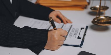 Yargıç Gavin ve Adalet Avukatları hukuk firmasının arka planında takım toplantısı yapıyorlar. Hukuk ve Hukuk Hizmetleri kavramları.