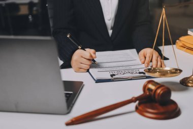 Yargıç Gavin ve Adalet Avukatları hukuk firmasının arka planında takım toplantısı yapıyorlar. Hukuk ve Hukuk Hizmetleri kavramları.
