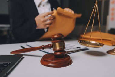 Yargıç Gavin ve Adalet Avukatları hukuk firmasının arka planında takım toplantısı yapıyorlar. Hukuk ve Hukuk Hizmetleri kavramları.