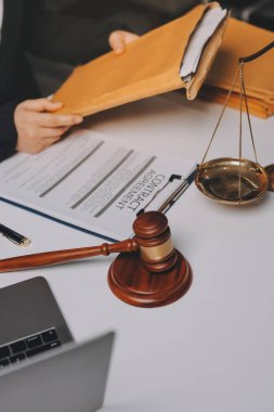 Yargıç Gavin ve Adalet Avukatları hukuk firmasının arka planında takım toplantısı yapıyorlar. Hukuk ve Hukuk Hizmetleri kavramları.