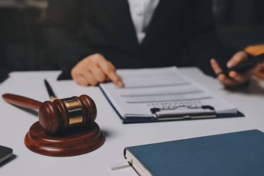 Yargıç Gavin ve Adalet Avukatları hukuk firmasının arka planında takım toplantısı yapıyorlar. Hukuk ve Hukuk Hizmetleri kavramları.