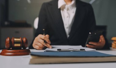 Yargıç Gavin ve Adalet Avukatları hukuk firmasının arka planında takım toplantısı yapıyorlar. Hukuk ve Hukuk Hizmetleri kavramları.