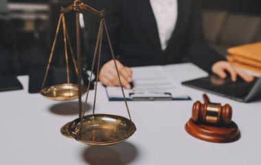 Yargıç Gavin ve Adalet Avukatları hukuk firmasının arka planında takım toplantısı yapıyorlar. Hukuk ve Hukuk Hizmetleri kavramları.