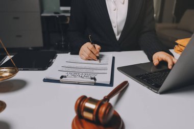 Yargıç Gavin ve Adalet Avukatları hukuk firmasının arka planında takım toplantısı yapıyorlar. Hukuk ve Hukuk Hizmetleri kavramları.