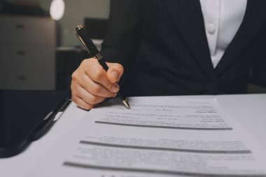 Yargıç Gavin ve Adalet Avukatları hukuk firmasının arka planında takım toplantısı yapıyorlar. Hukuk ve Hukuk Hizmetleri kavramları.