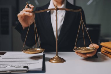 Yargıç Gavin ve Adalet Avukatları hukuk firmasının arka planında takım toplantısı yapıyorlar. Hukuk ve Hukuk Hizmetleri kavramları.