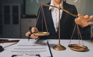 Yargıç Gavin ve Adalet Avukatları hukuk firmasının arka planında takım toplantısı yapıyorlar. Hukuk ve Hukuk Hizmetleri kavramları.