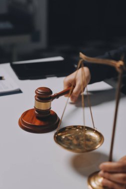 Yargıç Gavin ve Adalet Avukatları hukuk firmasının arka planında takım toplantısı yapıyorlar. Hukuk ve Hukuk Hizmetleri kavramları.