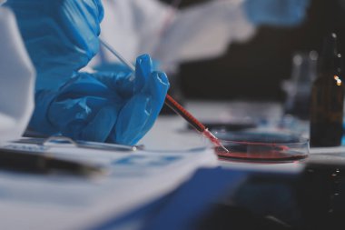 Klinik laboratuvarında çalışan araştırmacılar.