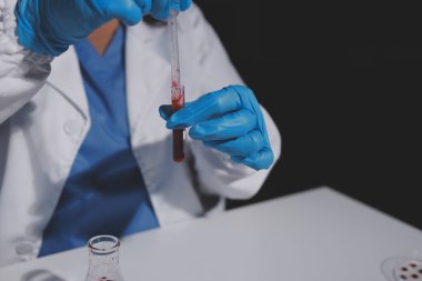 Klinik laboratuvarında çalışan araştırmacılar.