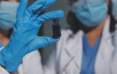 Klinik laboratuvarında çalışan araştırmacılar.