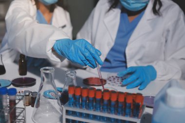 Klinik laboratuvarında çalışan araştırmacılar.
