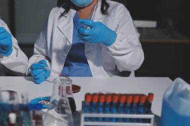 Klinik laboratuvarında çalışan araştırmacılar.