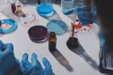 Klinik laboratuvarında çalışan araştırmacılar.