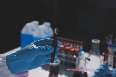 Klinik laboratuvarında çalışan araştırmacılar.