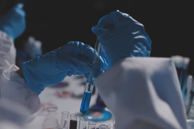 Klinik laboratuvarında çalışan araştırmacılar.