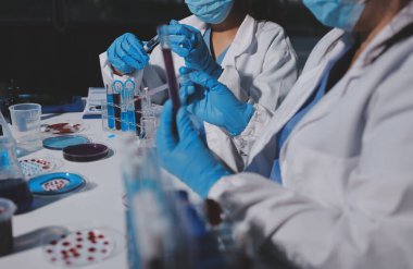 Klinik laboratuvarında çalışan araştırmacılar.