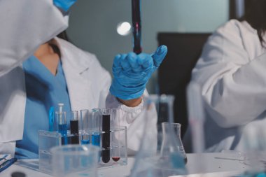 Klinik laboratuvarında çalışan araştırmacılar.