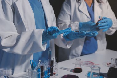 Klinik laboratuvarında çalışan araştırmacılar.