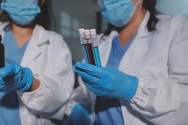 Klinik laboratuvarında çalışan araştırmacılar.