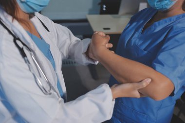 Hastanede Ortopedi uzmanı muayene hasta