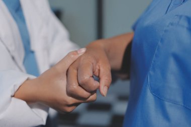 Hastanede Ortopedi uzmanı muayene hasta