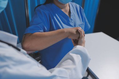 Hastanede Ortopedi uzmanı muayene hasta