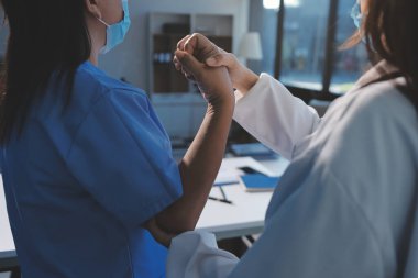 Hastanede Ortopedi uzmanı muayene hasta