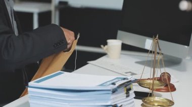 Ofiste çalışan iş adamı