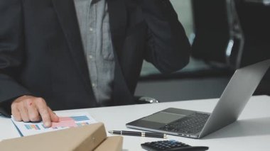 Ofiste çalışan işadamı, iş kavramı