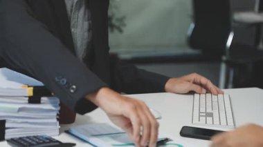 İş adamı dizüstü bilgisayar kullanıyor.