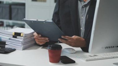 Ofiste çalışan bir işadamı.