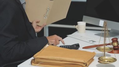 Ofis masasında çalışan iş adamı.