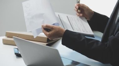 işadamı kalemle belge imzalıyor
