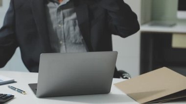 İş konsepti, iş yerinde belgeleri olan bir adam.