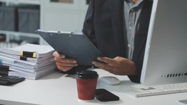 Masada bilgisayarla çalışan iş adamı, yakın plan.