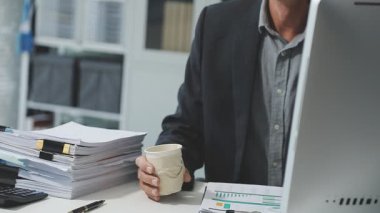 Ofiste çalışan bir işadamı.