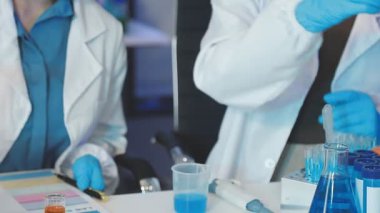 yakın plan - laboratuvarda çalışan iki bilim adamının görüntüsü