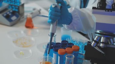 Arka plandaki laboratuvar ekipmanlarını kapat